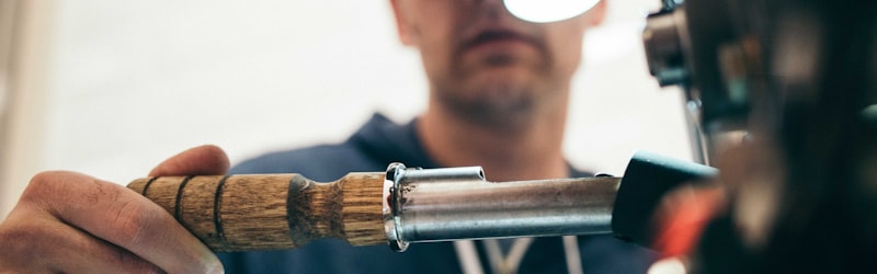 yy易游体育官方网站首页入口，展示现代体育场馆与数字界面融合的视觉概念图