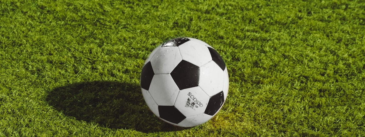 中国地区高清足球直播平台，展示球迷在现代化客厅通过大屏幕观看高清足球比赛的场景